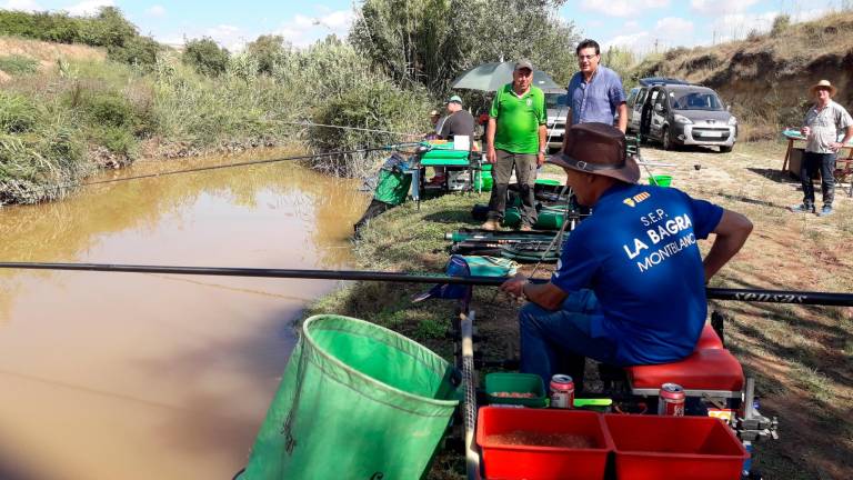 Els pescadors de la Societat Esportiva La Bagra celebren el Festival al riu Anguera