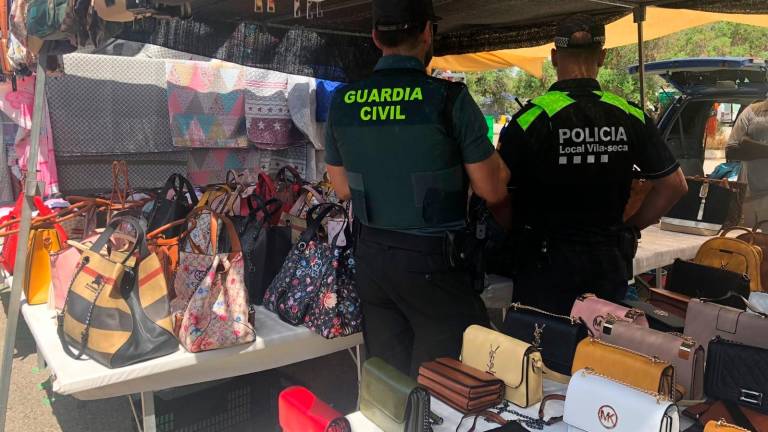 Confiscadas posibles falsificaciones en el mercadillo de La Pineda