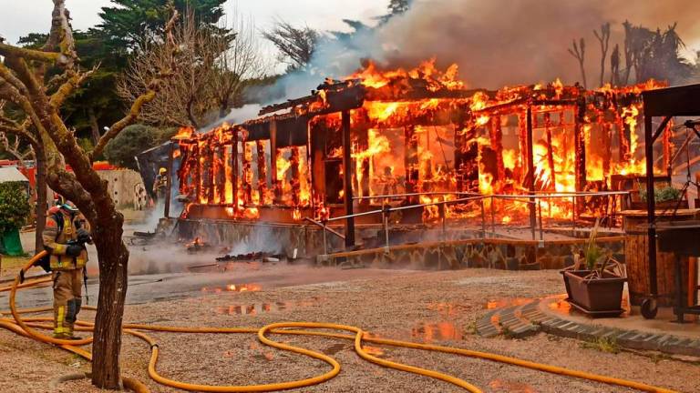 El restaurante ha ardido por completo. Foto: Policia Local de Roda