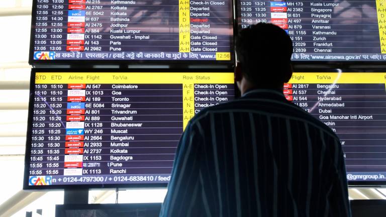 Un pasajero afectado por el cierre del aeropuerto mira un panel de los vuelos. Foto: EFE