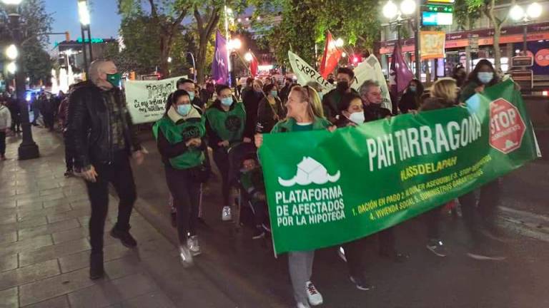 Miembros de la Plataforma de Afectados por la Hipoteca (PAH) de Tarragona en una manifestación por la ciudad. Foto: PAH