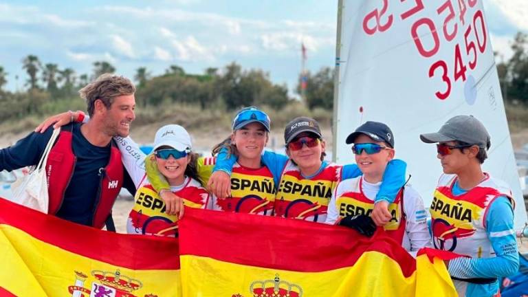 Los jóvenes regatistas españoles, con Joan Domingo entre ellos, se llevaron la medalla de plata mundial. foto: rfev