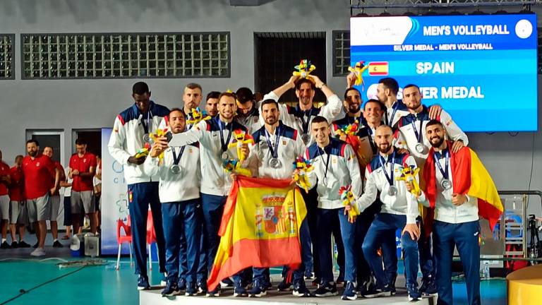 Los jugadores de la selección española de voleibol, en el podio con su medalla de plata. FOTO: RFEVB