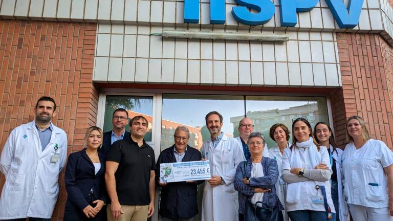Entrega del xec a l’IISPV dels diners recollits en el sopar benèfic organitzat per l’Hotel Olympus Palace de Salou