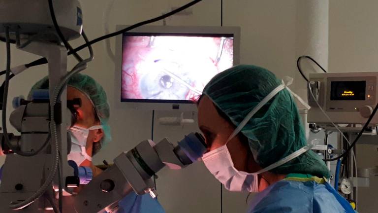 Durante una cirugía XEN, en el Hospital Universitari Sant Joan de Reus. Foto: cedida