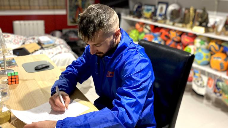 Llorenç Gómez firma su nuevo contrato como entrenador del CD Victoria Beach Soccer Foto: ENZO10