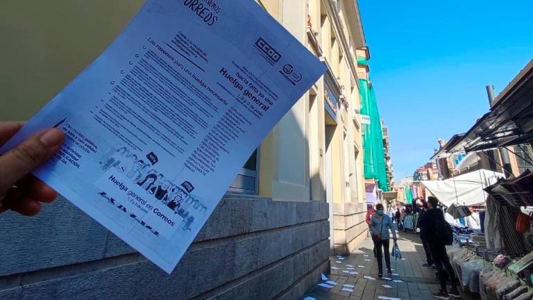 Los concentrados lanzaron panfletos a la Plaza Corsini con sus reivindicaciones. foto: n. M.