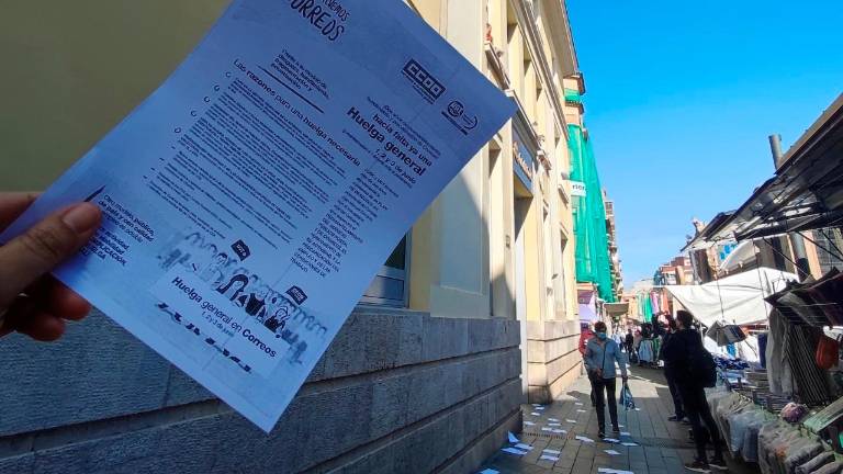 Los concentrados lanzaron panfletos a la Plaza Corsini con sus reivindicaciones. foto: n. M.