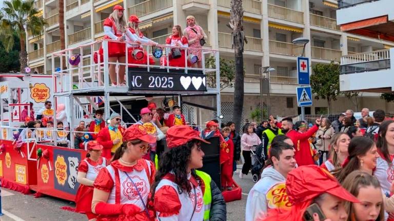 Una de las carrozas, durante la rúa de la mañana del Cós Blanc. Foto: Ajuntament de Salou/Cedida