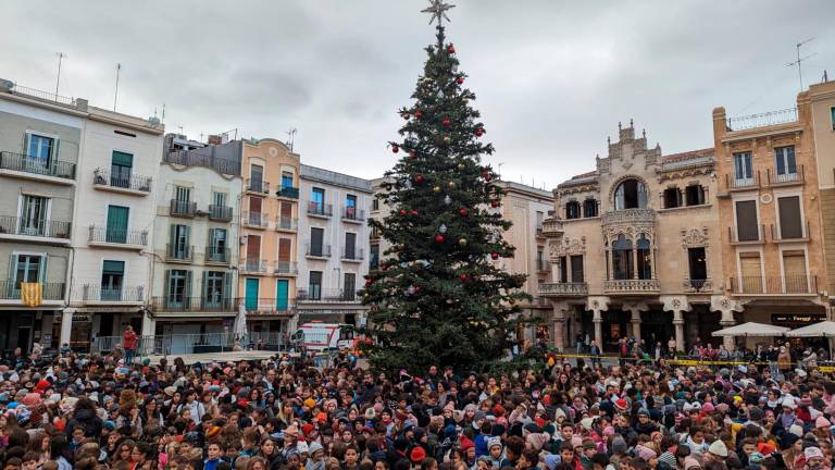 El Mercadal de Reus s’omple amb més de 1.200 alumnes que canten el «Fum, fum, fum» per a la Gran Nadala 2022