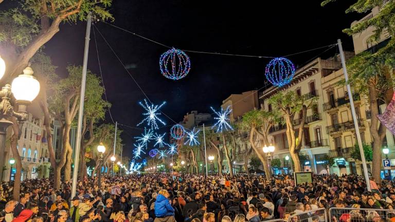 La Rambla Nova, con las luces de Navidad ya encendidas y llena de gente. Foto: Álvaro Rodríguez