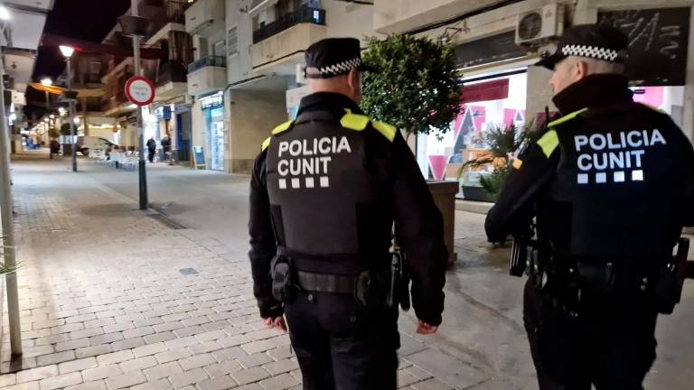 Patrullas de la policía de Cunit por el centro histórico.