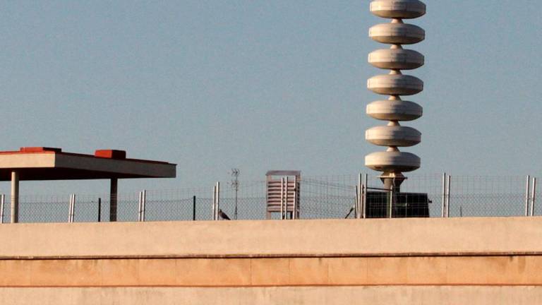 Antena situada en el tejado del IES Vidal i Barraquer, una de las que se activaron ayer por la mañana. Foto: Lluís Milián