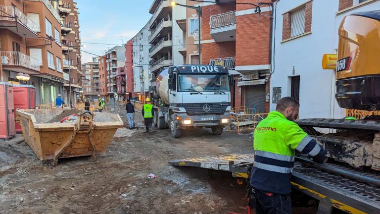 Los operarios tienen pendiente acabar las aceras del tramo inicial de la Rambla Jaume I. Foto: ÀNGEL ULLATE