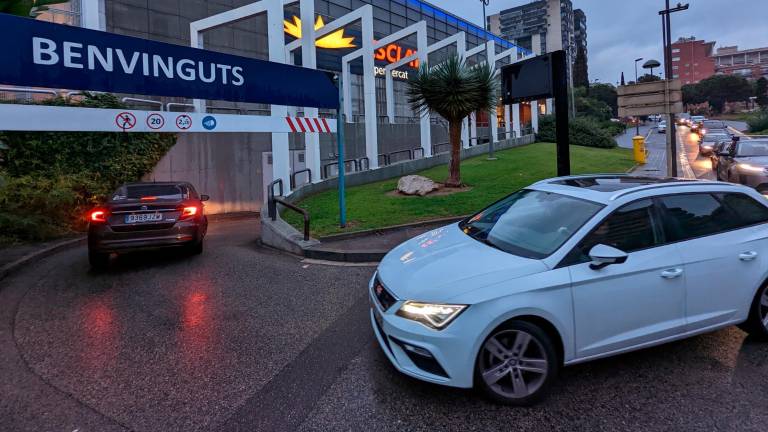 La cola de vehículos al parking soterrado es una constante. Foto: Àngel Ullate