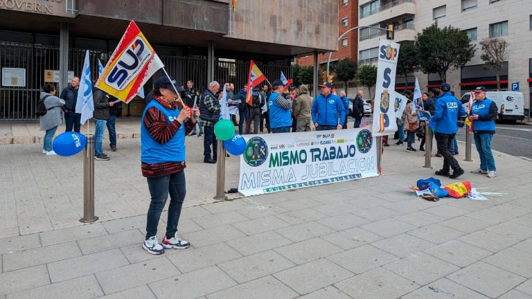 Agentes concentrados frente a la subdelegación del Gobierno en Tarragona. Foto: Álvaro Rodríguez