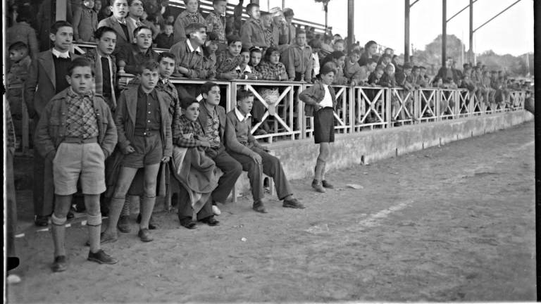 $!Partido en beneficio de las víctimas de los bombardeos, celebrado en el antiguo campo del Nàstic el 23 de mayo de 1937. Foto: Vallvé/Centre d’Imatges de Tarragona / L’Arxiu