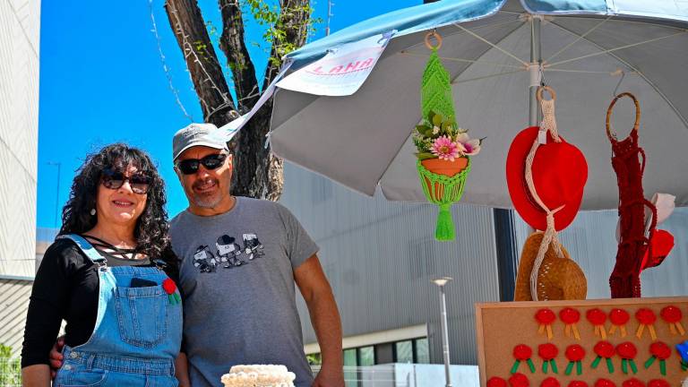 Andrea y su pareja posan en su parada artesana. foto: marc libiano