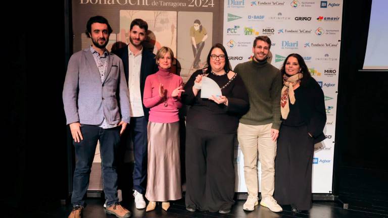 La presidenta de la Diputació de Tarragona, Noemí Llauradó, y la editora del ‘Diari’, Olga Sánchez-Friera, con los impulsores de la entidad ganadora, Dignitat a les Vies: Óscar Adrià Ibáñez, Adrià Allò, Pedro Caro y Ana Gómez. Foto: Àngel ullate