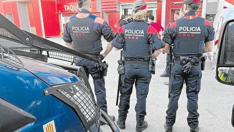 $!Tres agentes en el exterior del estadio tarraconense. Foto: Alfredo González