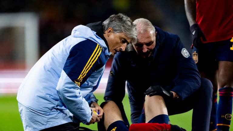 El jugador del Barça Gavi es atendido en el suelo por los servicios médicos de la Selección Española de fútbol. Foto: EFE