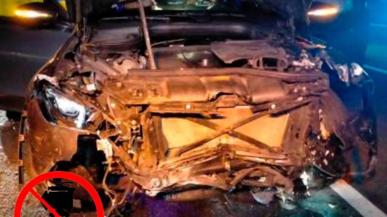 Imagen de uno de los coches implicados en el accidente múltiple de ayer en la T-11 en Reus. Foto: Twitter @antiradarcatala