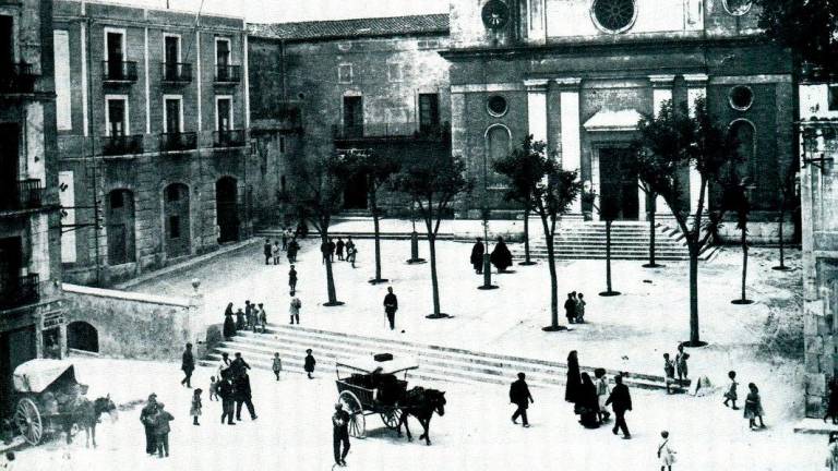 Imagen de 1860 con los carros accediendo a la gran plaza que había delante de Sant Joan. Foto: Archivo Tarragona Antiga