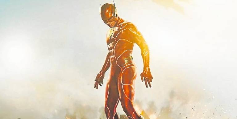Ezra Miller vuelve a ponerse el traje de Flash para convertirse en el gran protagonista. foto: warner bros