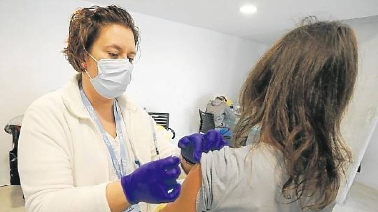 Imagen de archivo de una mujer recibiendo la vacuna en Tarragona. Foto: Alfredo González