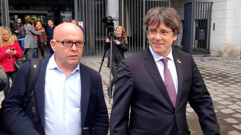 El expresidente de la Generalitat de Cataluña Carles Puigdemont, junto a su abogado Gonzalo Boyé. EFE/ Javier Albisu