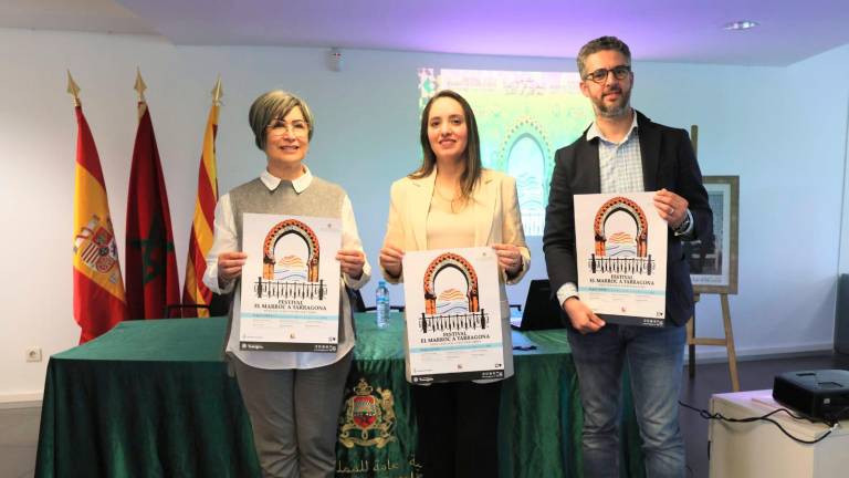De izquierda a derecha, Charafa Alaoui, vicecónsul encargada de asuntos sociales; Ikram Chahine, cónsul general del Reino de Marruecos en Tarragona; y Kamal Eddahri, vicecónsul encargado del servicio social y cultural, durante la presentación.