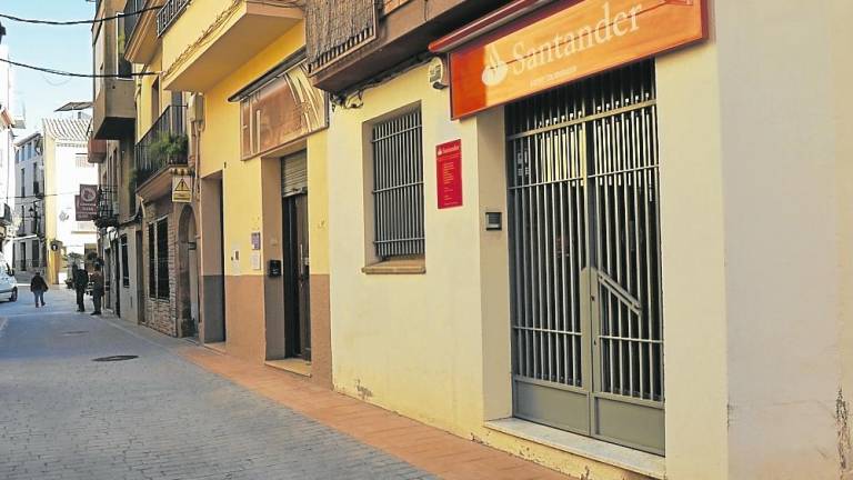 A finales del año pasado cerró la oficina del Banco Santander de Cornudella. FOTO: m. plana