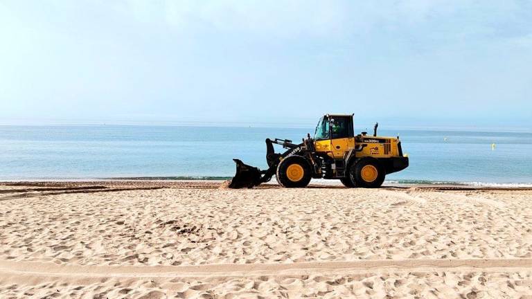 Una de las excavadoras que ayer por la mañana estaba repartiendo la arena que procede de la playa del Vinyet. FOTO: Ajuntament d’Altafulla