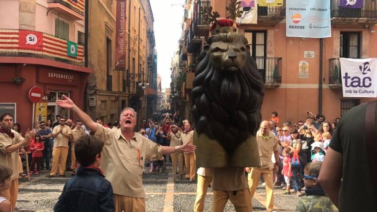 El Lleó de Tarragona ballant a la plaça de les Cols en la tradicional anada d’ofici que se celebra el dia 23 de setembre. Foto: cedida
