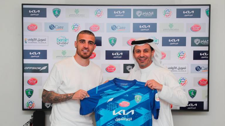 Fran Vélez posa con la camiseta de su nuevo equipo el Al-Fateh el día de su presentación en Al Ahsa. FOTO: al-fateh