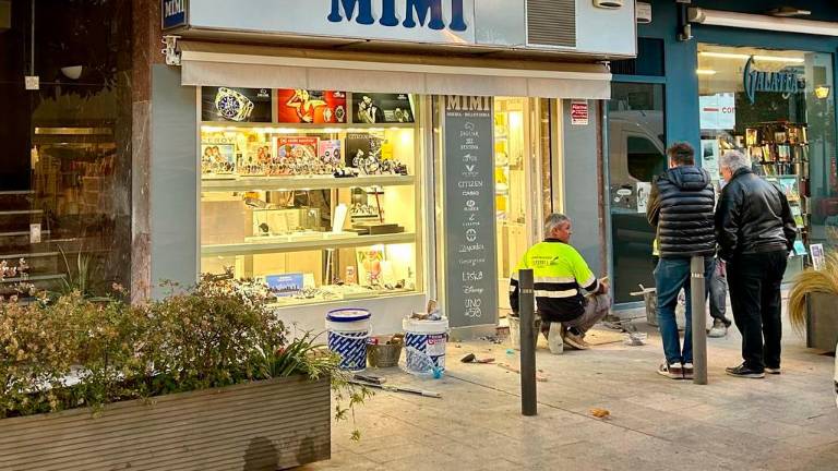 Un operario trabaja en la puerta de la joyería que ha sufrido un robo esta madrugada de martes. FOTO: C.S.