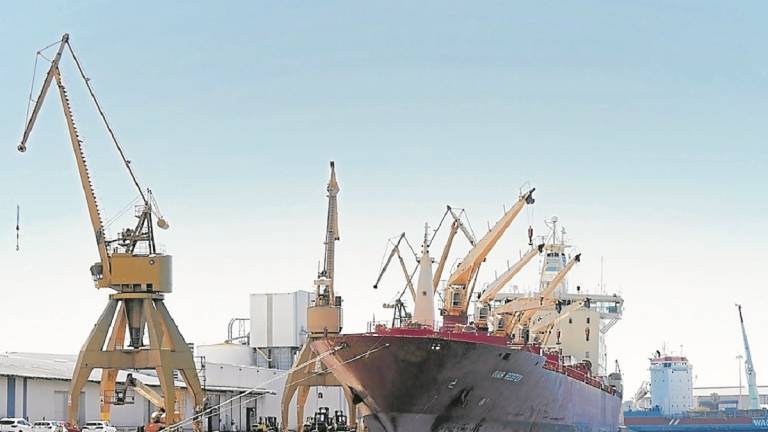 Buque de carga atracado en las aguas del Port de Tarragona