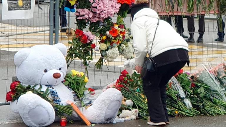 Flores y un peluche en memoria de las víctimas del ataque terrorista. Foto: EFE