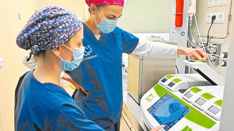 $!Les embriòlogues de Conceptum amb el nou equipament de la clínica. Foto: Alfredo González