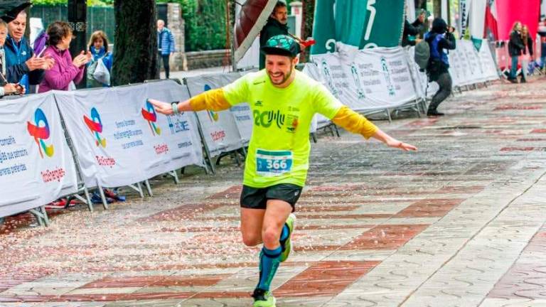 Dani Jiménez, entrando a meta en Vitoria en su maratón número 100. FOTO. Cedida