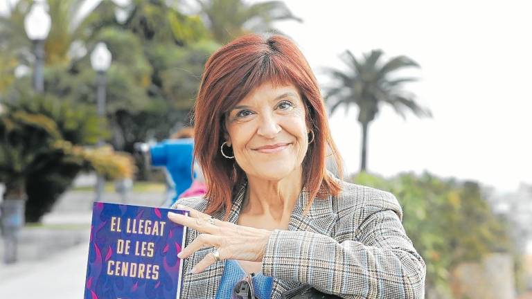 L’escriptora Coia Valls amb la seva última novel·la, ‘El llegat de les cendres’. Foto: Pere Ferré