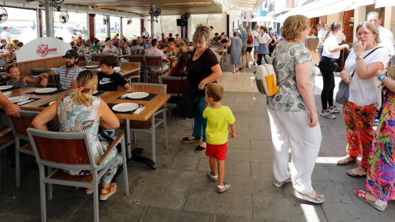 Gente comiendo y esperando para comer en el restaurante L’Àncora, en el barrio tarraconense del Serrallo. Foto: Pere Ferré