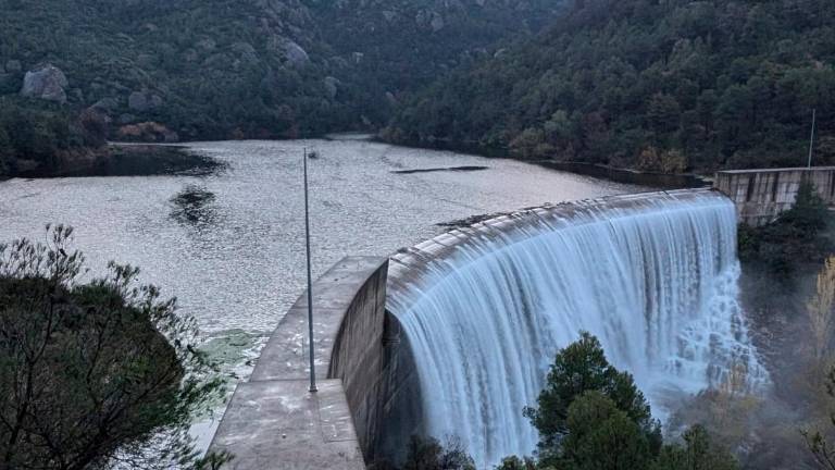 El pantà ha estat durant setmanes sobreeixint per les pluges d’aquesta primavera. Foto: Cedida