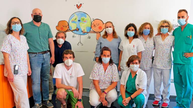 El artista junto a personal del Hospital Santa Tecla y miembros de Messer Ibérica. Foto: Cedida