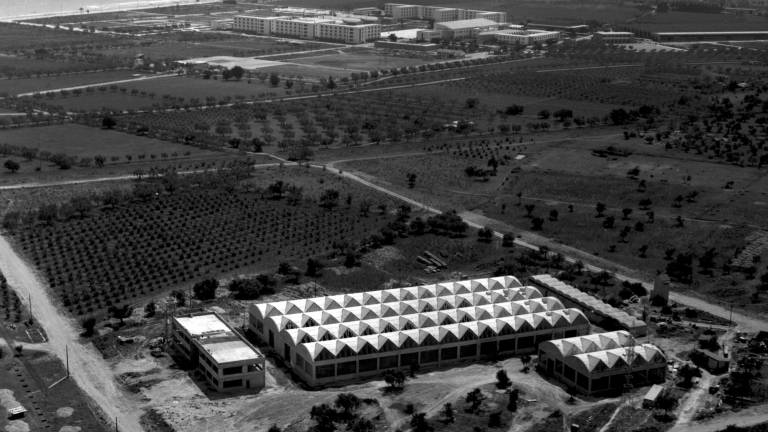 La fábrica de la Siata (abajo) iba a instalarse en Barcelona, pero el alcalde de Tarragona de la época, Rafael Sanromà, ofreció unos terrenos hiperbaratos y atrajo la factoría. FOTO: RAYMOND