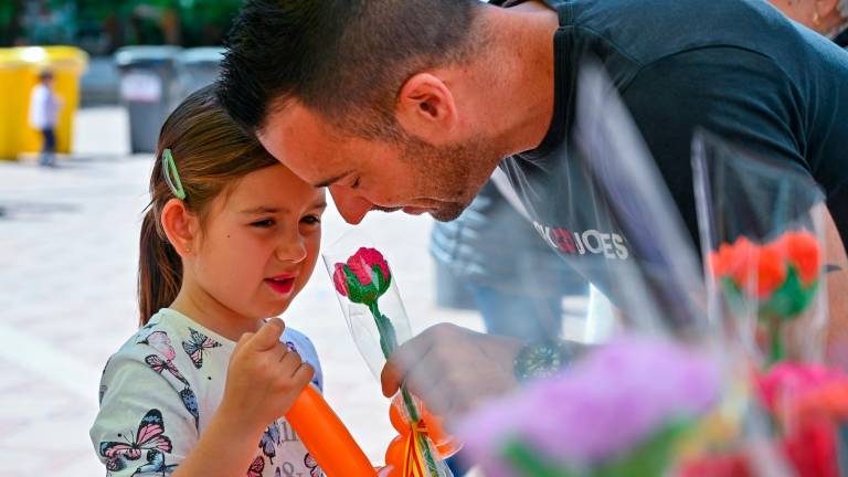 Padre e hija comparten una rosa. foto: Marc libiano