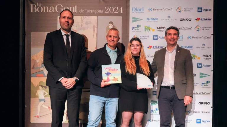 El conseller de Esports de la Generalitat, Berni Álvarez, y el alcalde de El Vendrell, Kenneth Martínez, entregaron la estatuilla a la segunda clasificada individual, Laia Madrid. Laia recogió el galardón junto a su padre, Jesús. Foto: Àngel Ullate