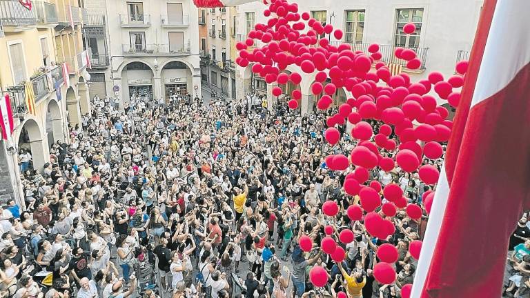 La plaça del Blat plena de gent abans de fer petar els globus. Foto: Alfredo González
