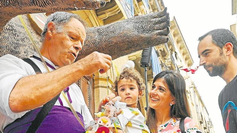 Els més petits van donar el seu xumet a l’Ós. FOTO: alfredo gonzález