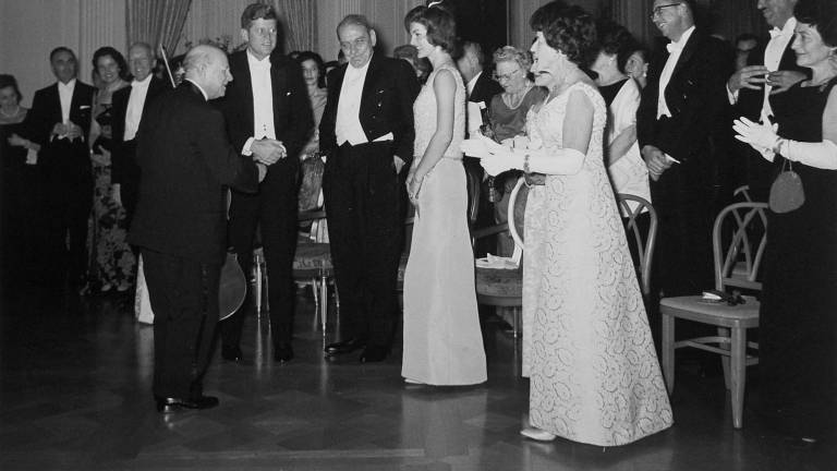 Pau Casals saludando a John F. Kennedy y su esposa Jacqueline, después del concierto en la Casa Blanca. Foto: Fundació Pau Casals